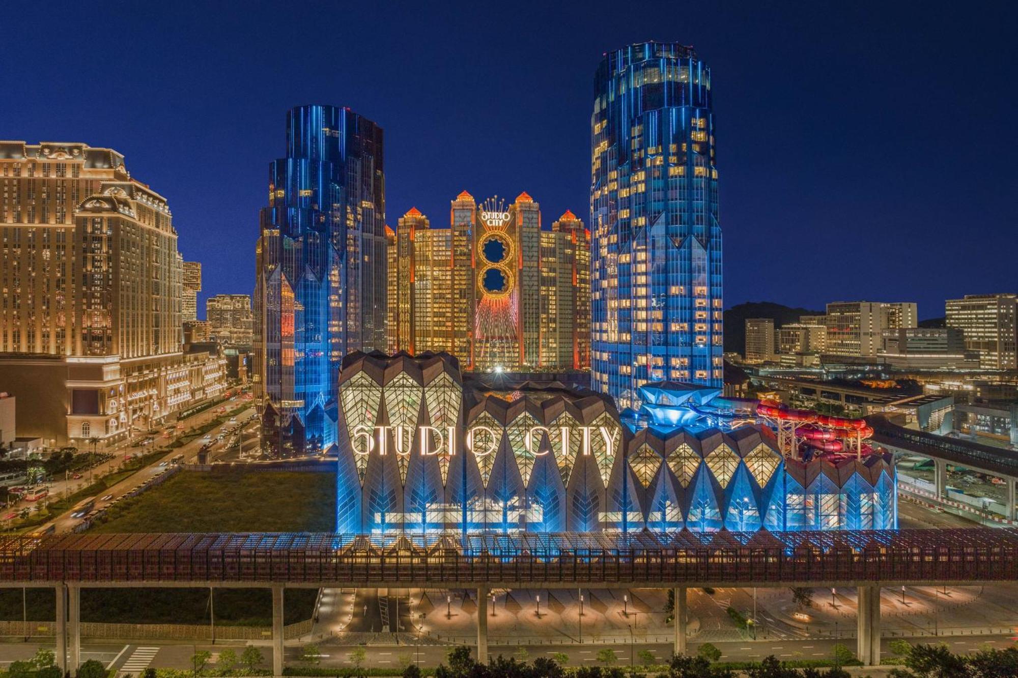 W Macau - Studio City Exterior photo The complex at night